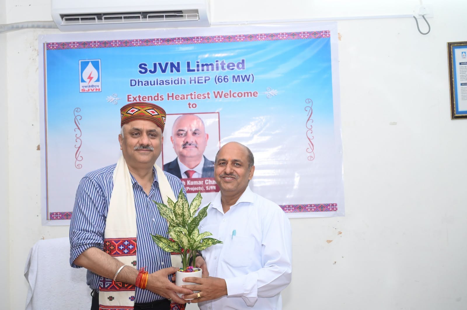 Director (Projects) SJVN Limited Sh. Rajesh Kumar Chandel, conducted a comprehensive review of the ongoing construction activities at the 69.50 MW Dhaulasidh Hydro Electric Project in Hamirpur, Himachal Pradesh